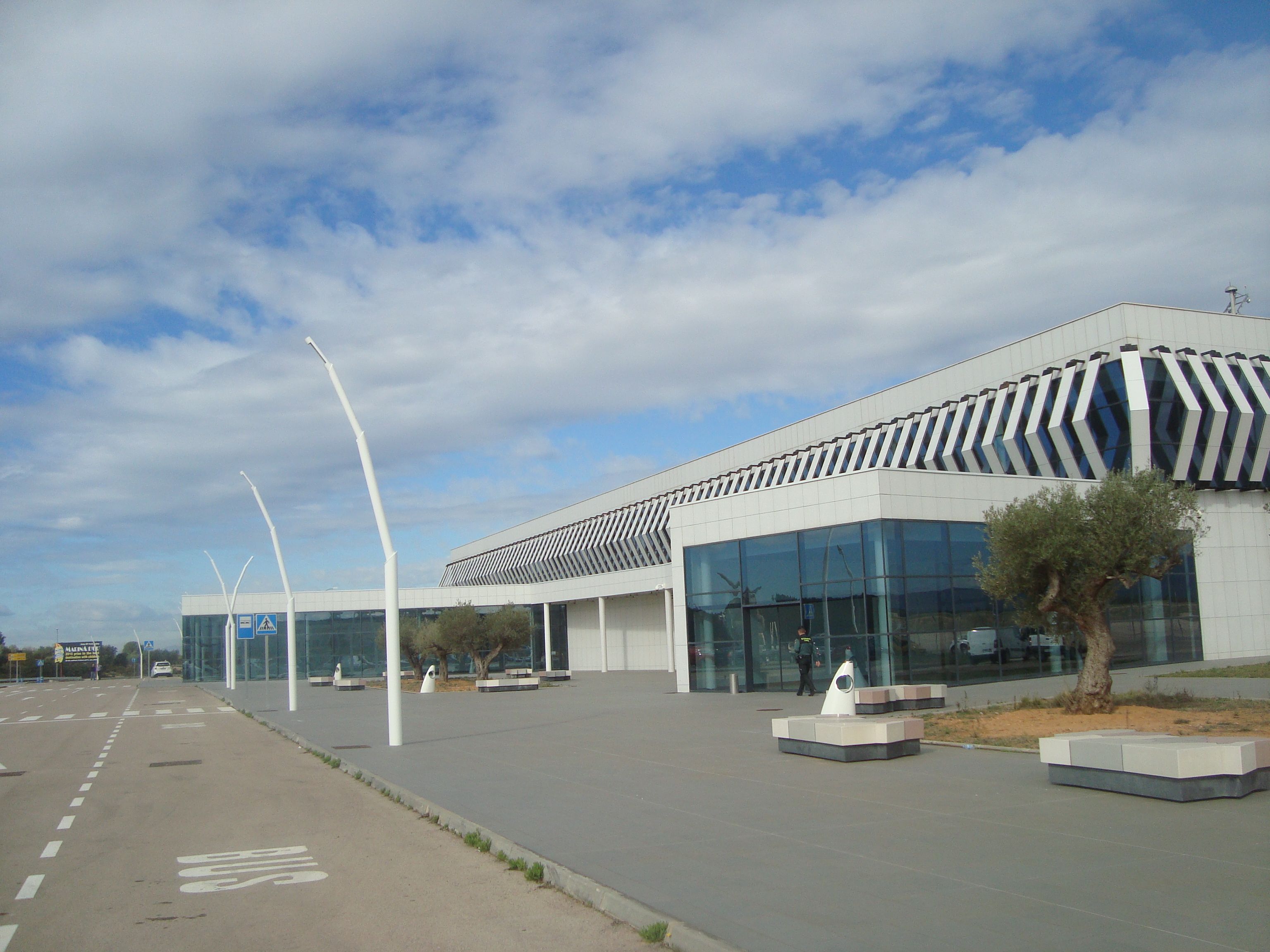 Fachada de la terminal del aeropuerto de Castellón-Costa Azahar con olivos delante