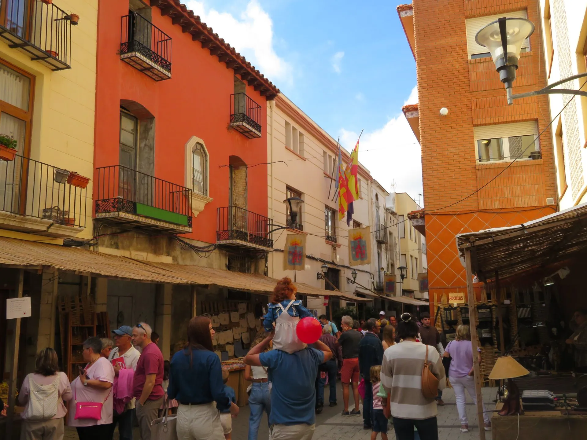 Puestos y visitantes en las calles del casco antiguo de Alcalà de Xivert durante la Fira de la Tomata de Penjar
