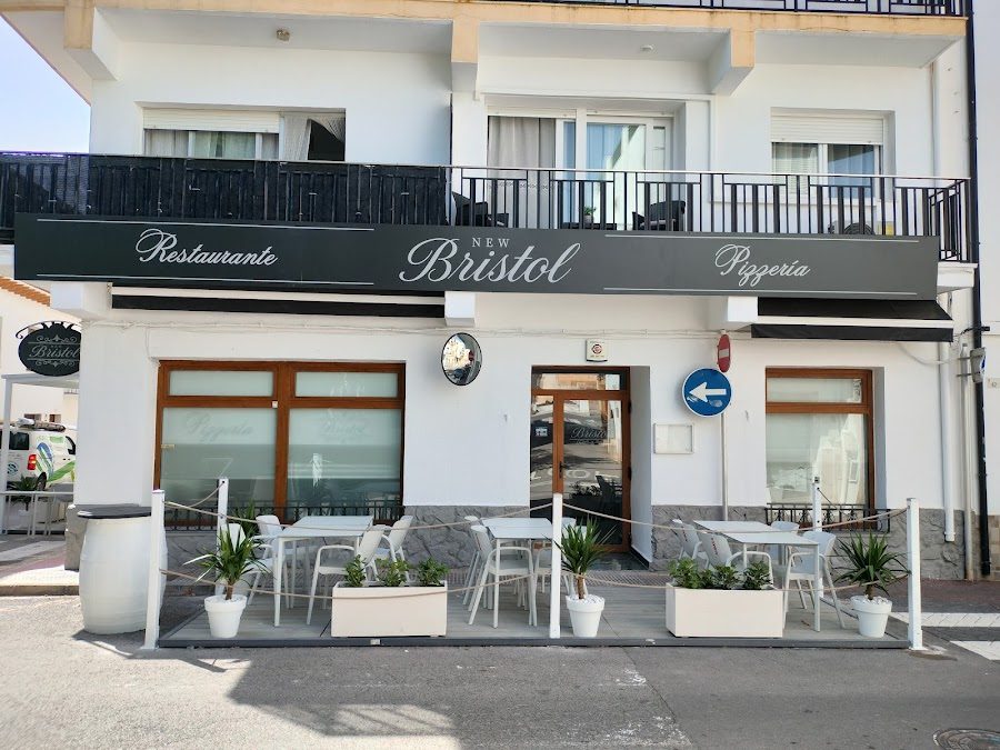 Front and terrace of the New Bristol restaurant in Alcossebre